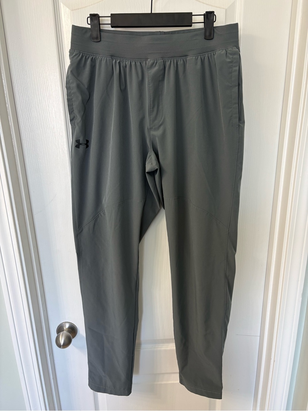 Men's Fitted Under Armour Gray Jogger Pants in Size Large